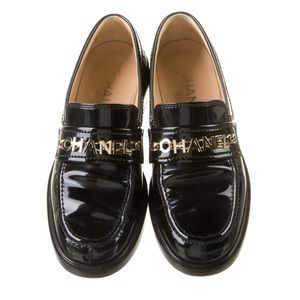 CHANEL 2021 Interlocking CC Logo Loafers with chain